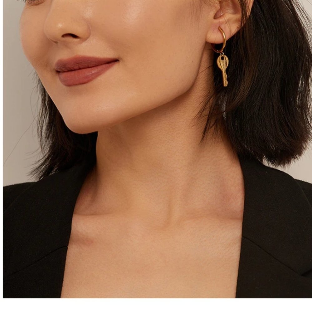 New 18K Gold Plated Lock Key Round Hoop Earrings - Picture 2 of 7